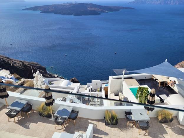 A building with a body of water in the background
Description automatically generated with low confidence